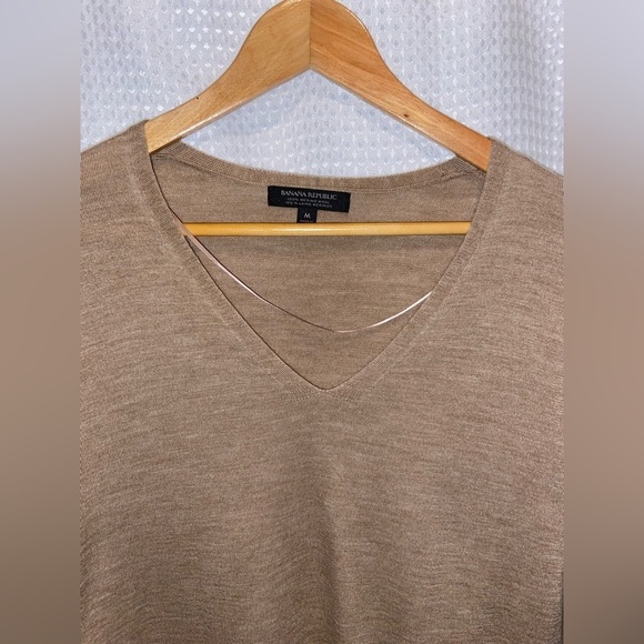 Women’s BANANA REPUBLIC Tan SEAMLESS MERINO V-NECK SWEATER size medium - Picture 4 of 12